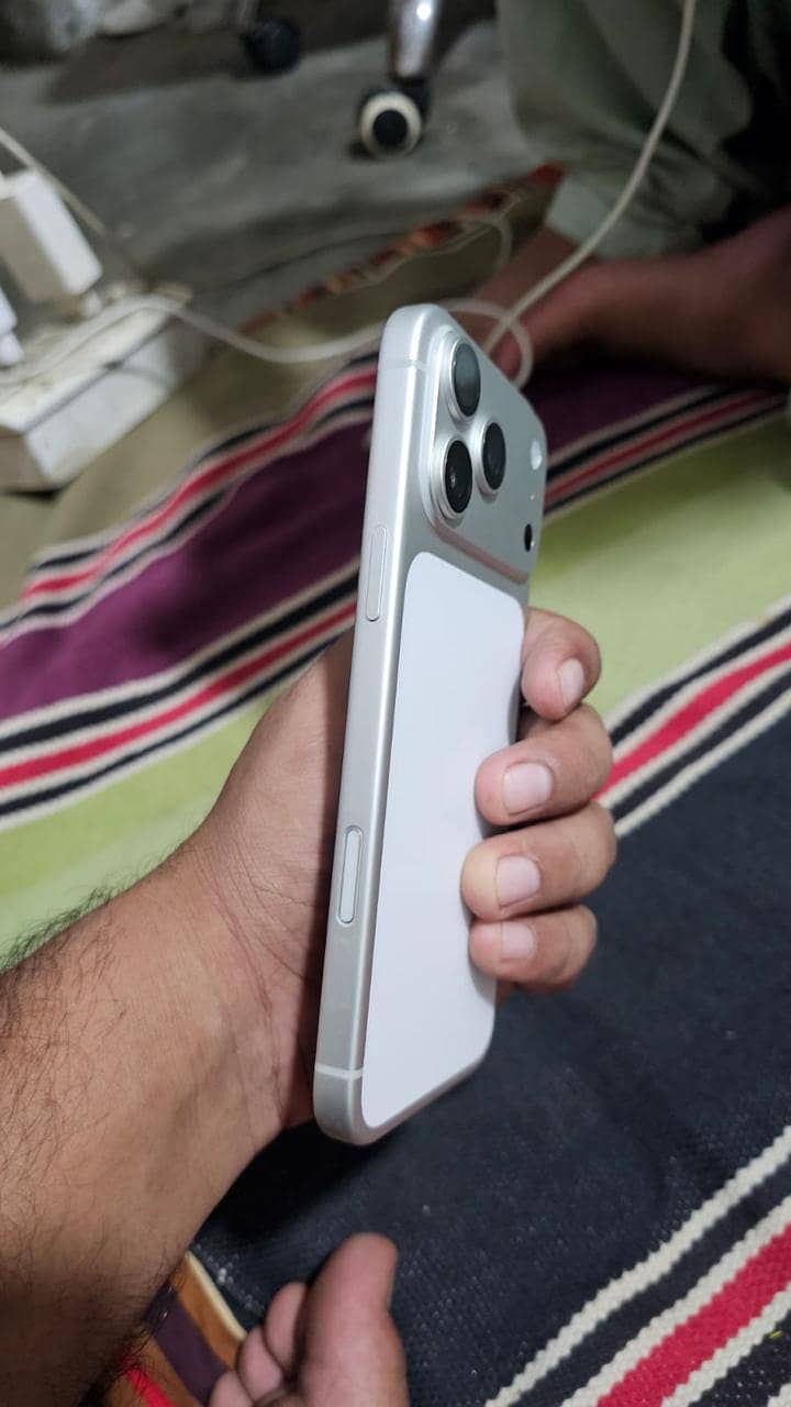 Apple iPhone 17 Pro Max 3