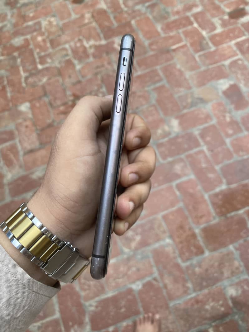 Apple iPhone 11 4