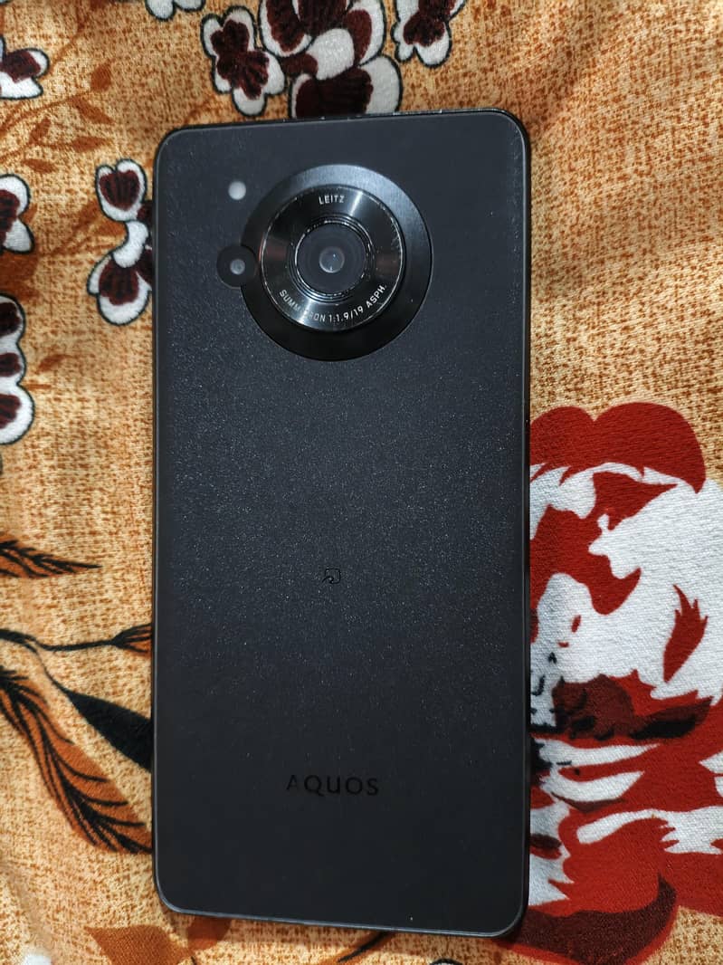 Sharp Aquos r7 0
