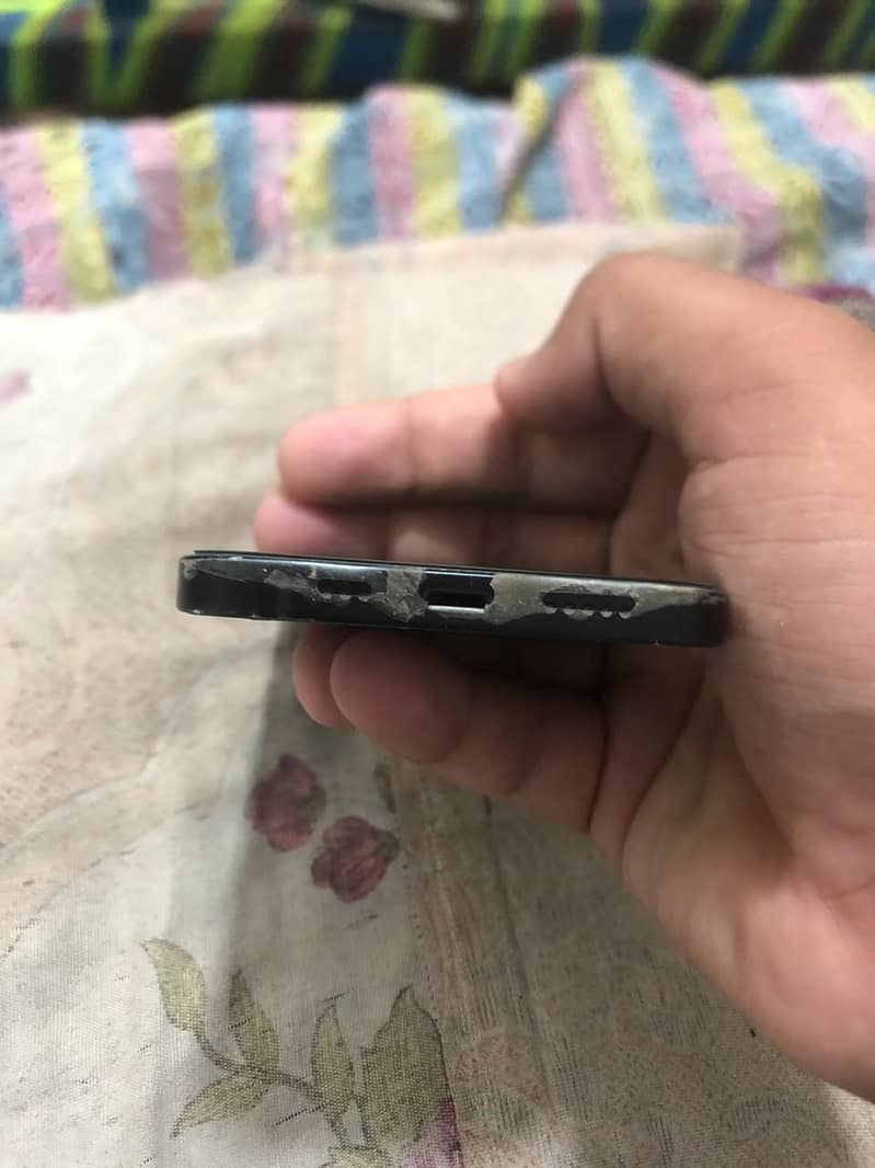Apple iPhone 12 4