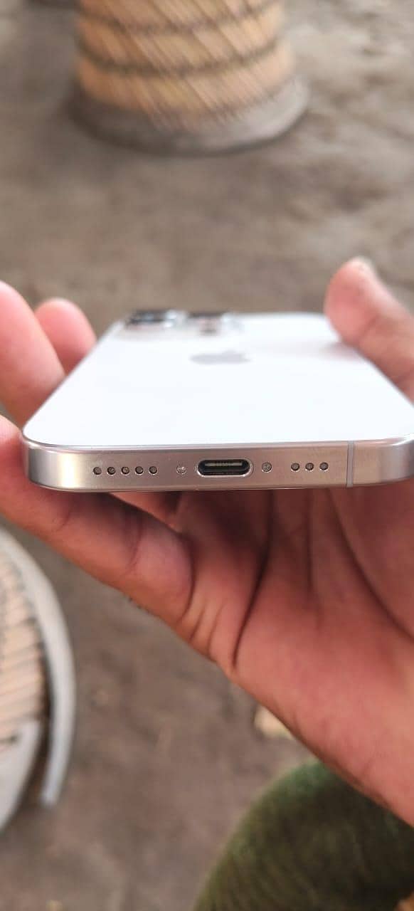 Apple iPhone 16 Pro 3