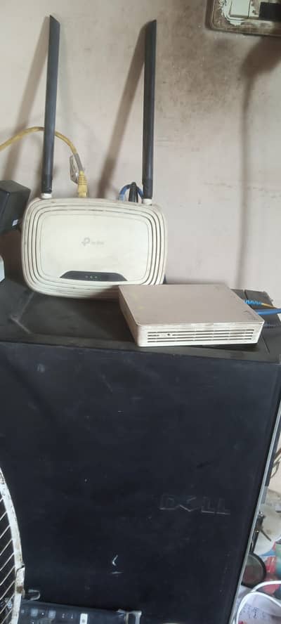 tp link router dual antenna and onue fiber device
