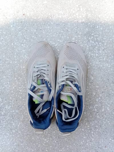 Sports shoes