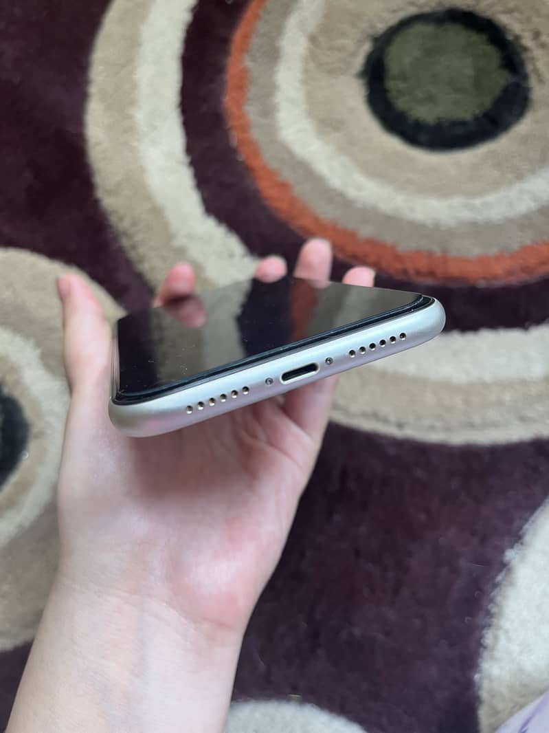 Apple iPhone 11 4