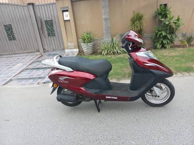 United scooty 2022 end model 3500 km driven only petrol scooty