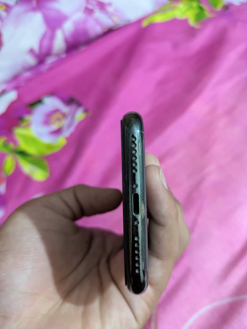 Apple iPhone X 4