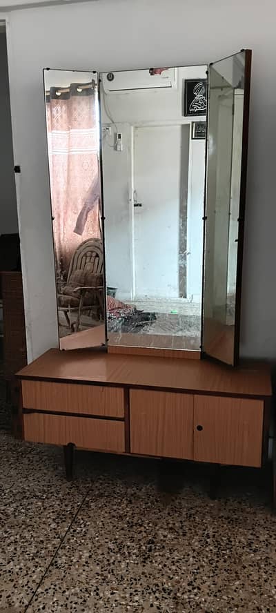 dressing table availabe for sale
