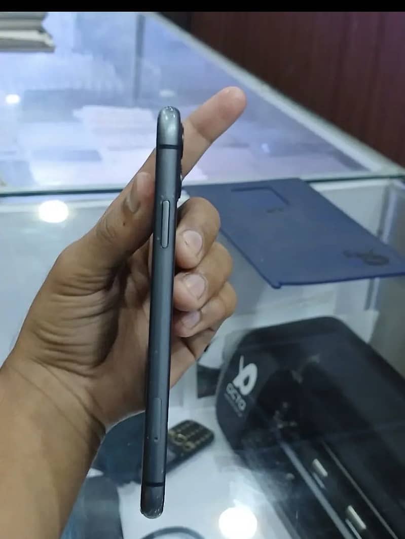 Apple iPhone 11 3