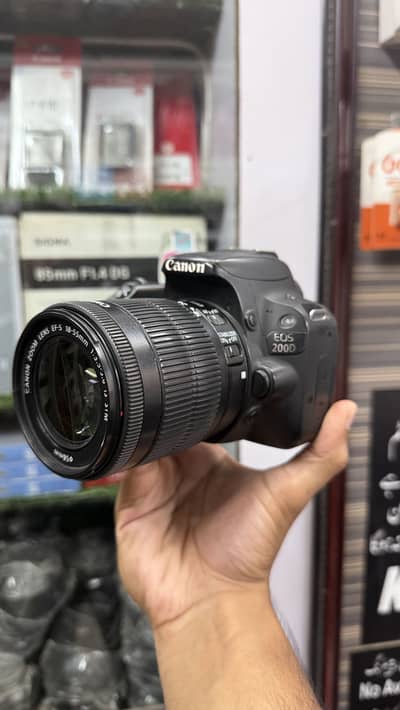 EOS Canon 200D with Kit Lens