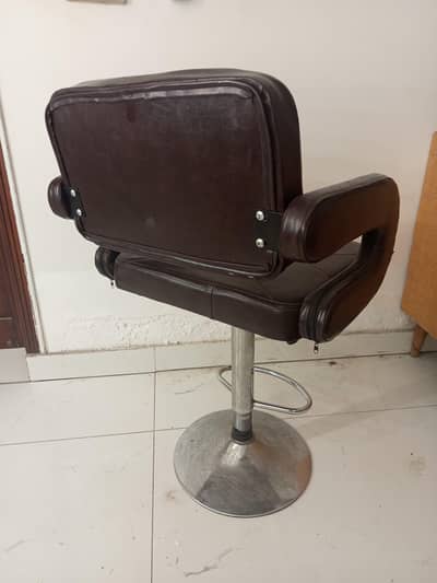 2 rocking chairs,makeup, salon chairs for sale in reasonable price.
