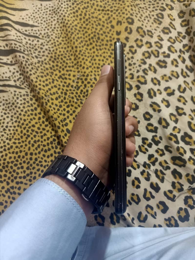 Sharp Aquos R5G 1