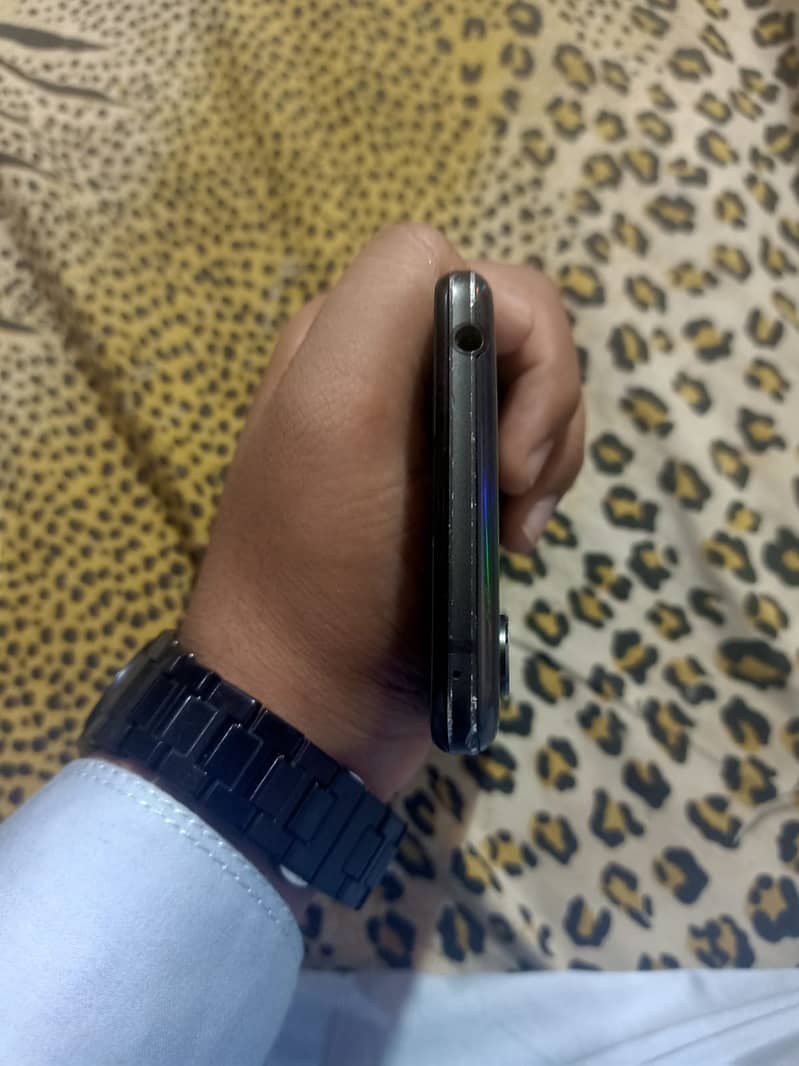 Sharp Aquos R5G 4