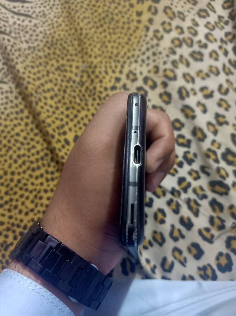 Sharp Aquos R5G 10