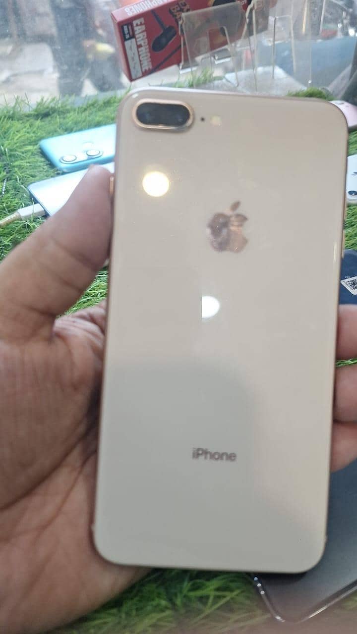 Apple iPhone 8 Plus 1