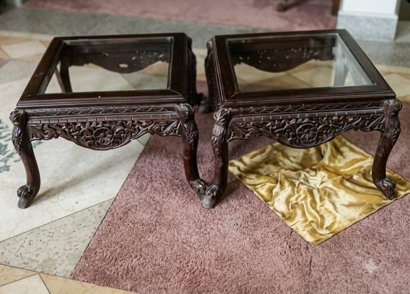 Sofas with 2 tables without glass. 3