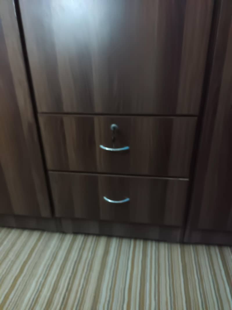 Almari 1