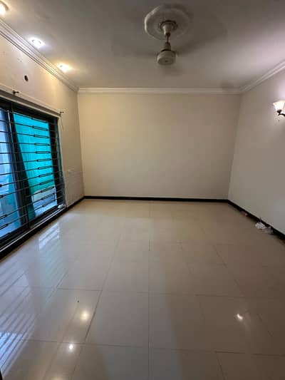 10 marla upper portion available for rent in bahria town phase 5