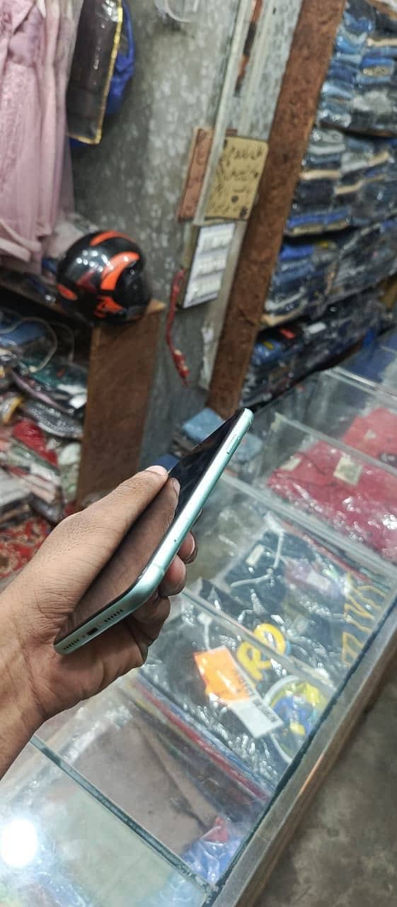 Apple iPhone 11 4