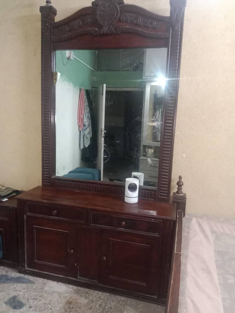 dressing table with 10/9condition 1