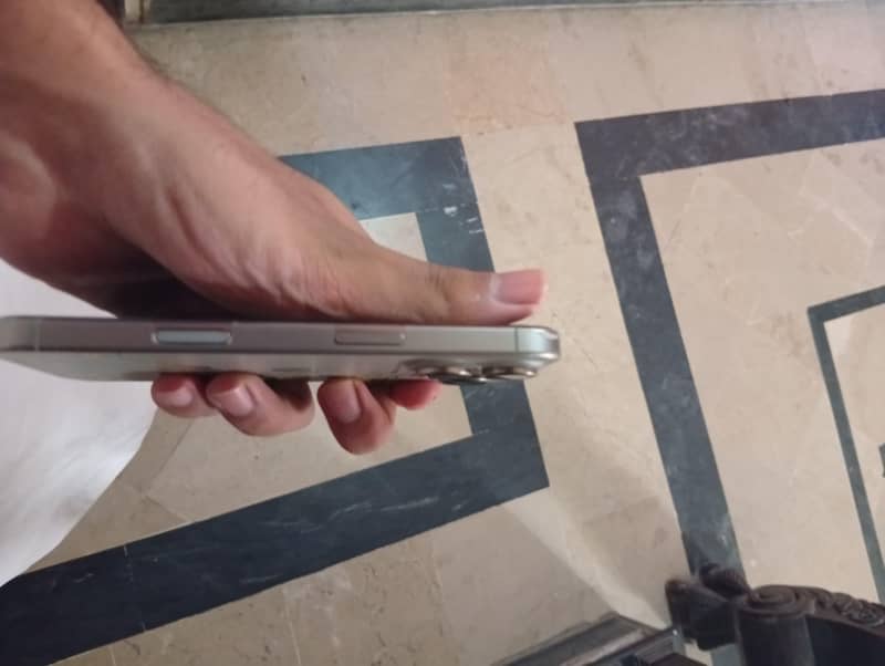 Apple iPhone 16 Pro 1