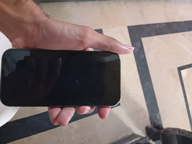 Apple iPhone 16 Pro 2