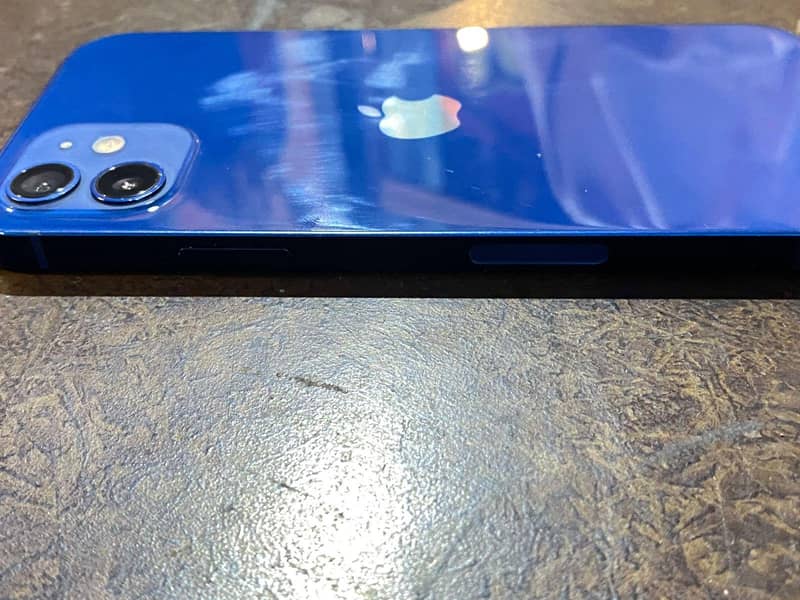 Apple iPhone 12 4