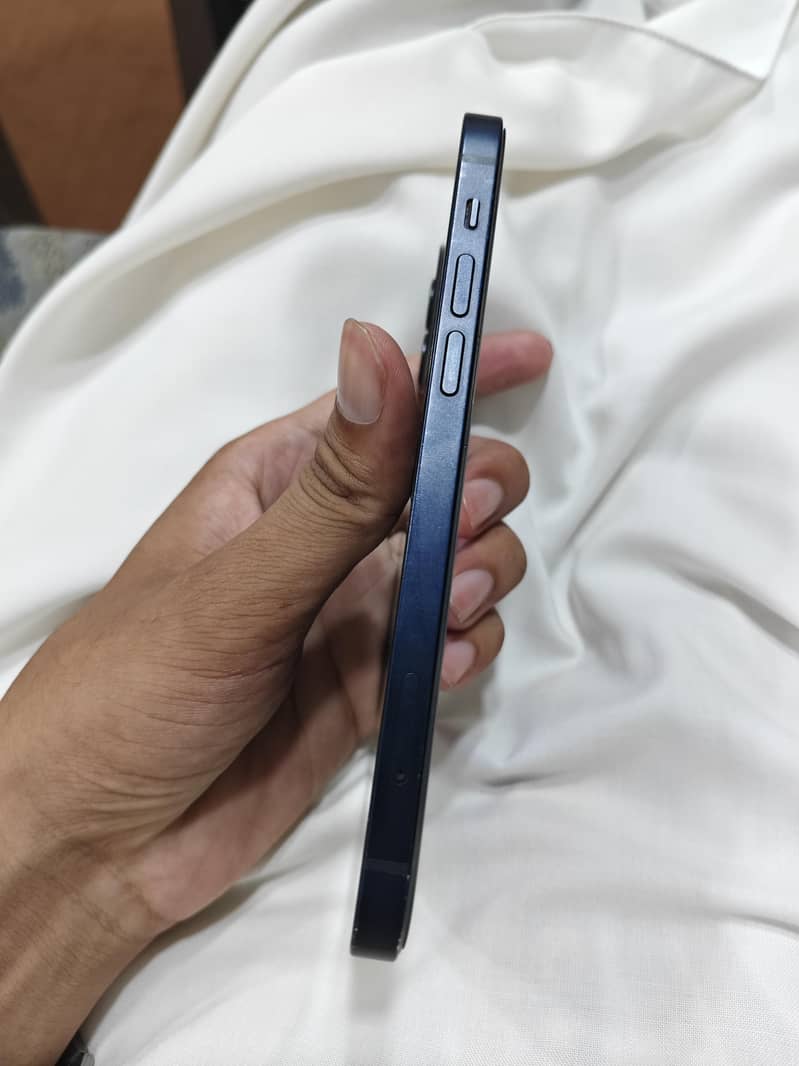 Apple iPhone 12 4