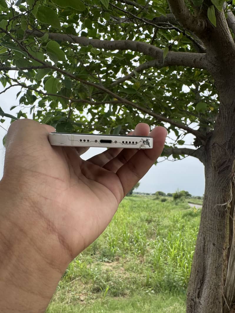 Apple iPhone 13 2