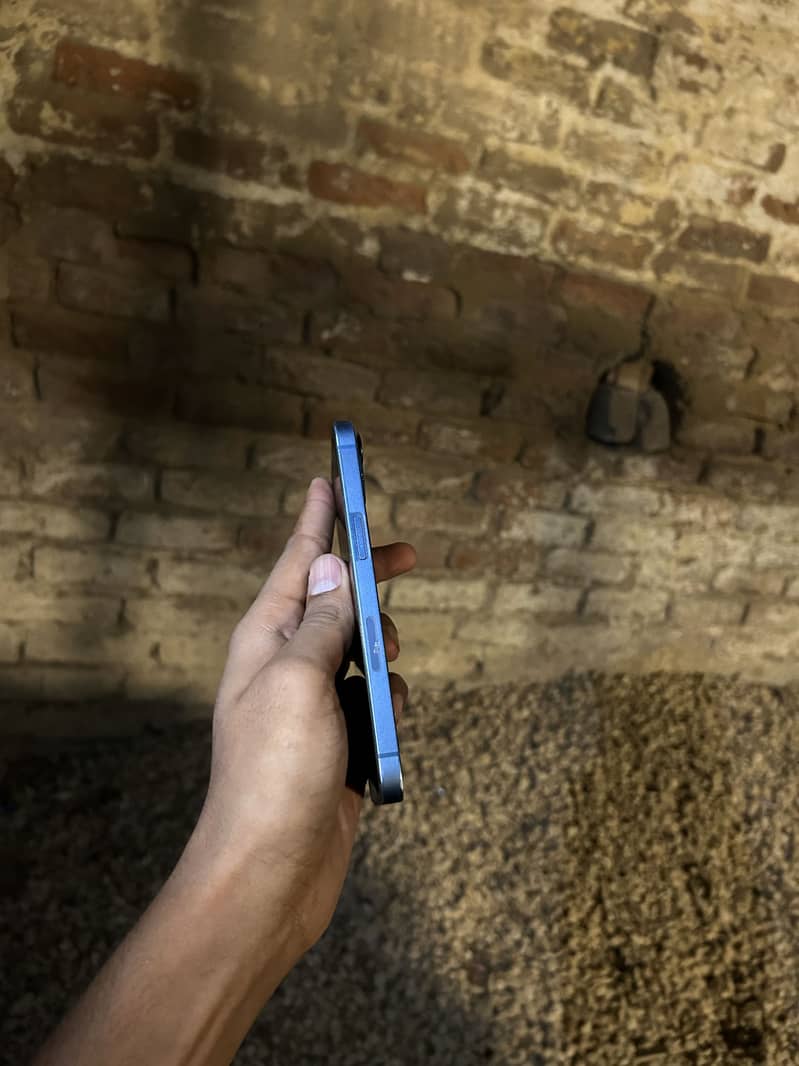 Apple iPhone 13 2