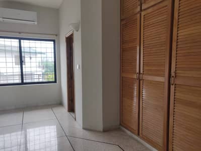 Stunning 6 Bedroom Full House For Rent!