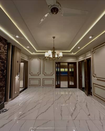 Exclusive 1200 Sq Yard House | 8 Beds | High-End Construction