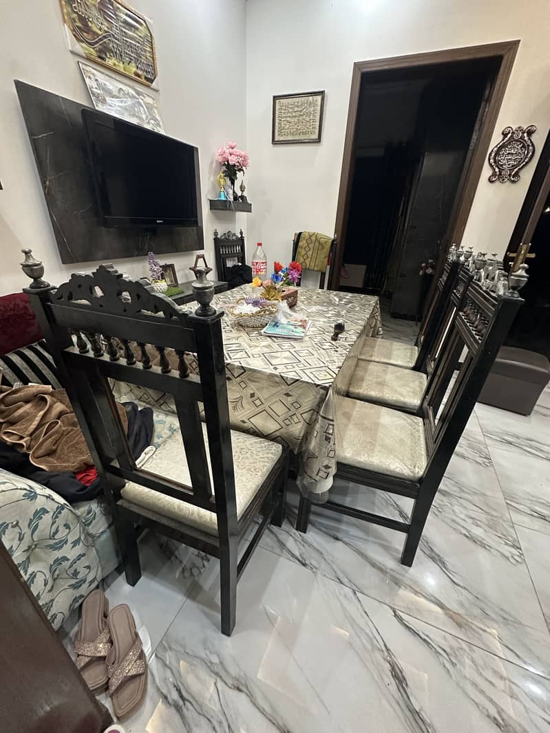 Dining table 0