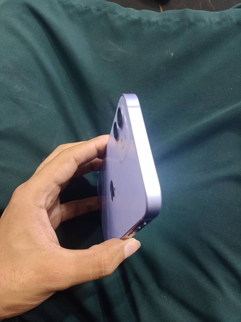 Apple iPhone 12 4