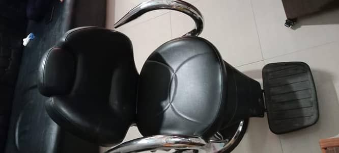 3 Professional Hydraulic salon Chairs for sale| Excellent Condition