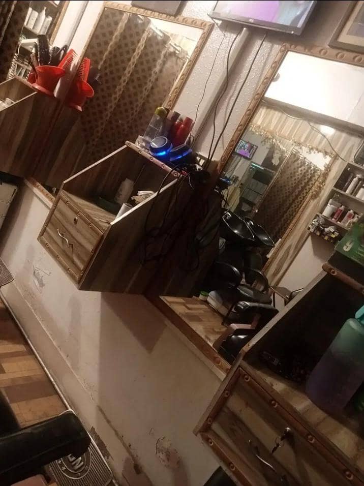 Saloon 4