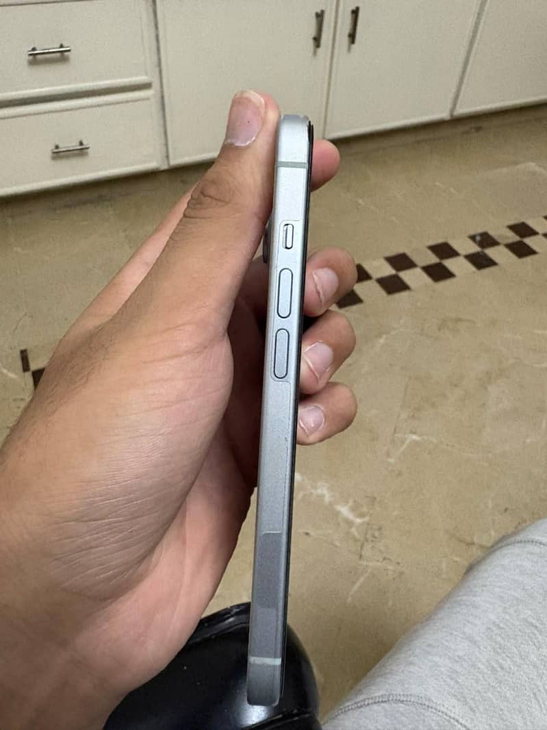 Apple iPhone 15 4