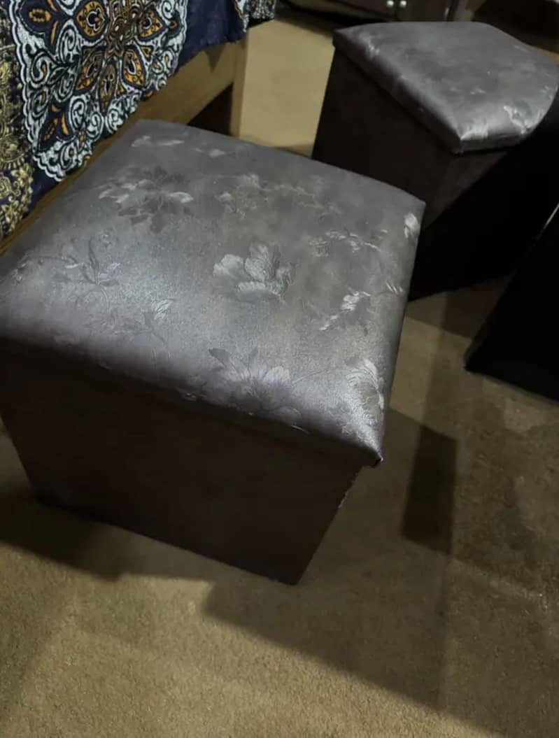 Coffee table with stools 0