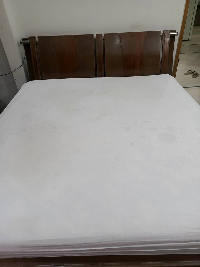 Bed king size 1