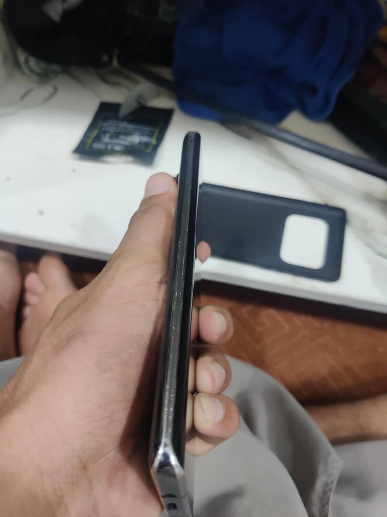 Sharp Aquos R6 1