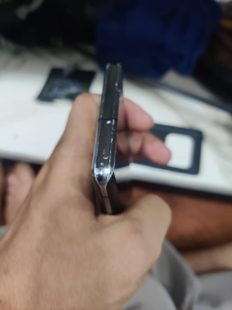 Sharp Aquos R6 2