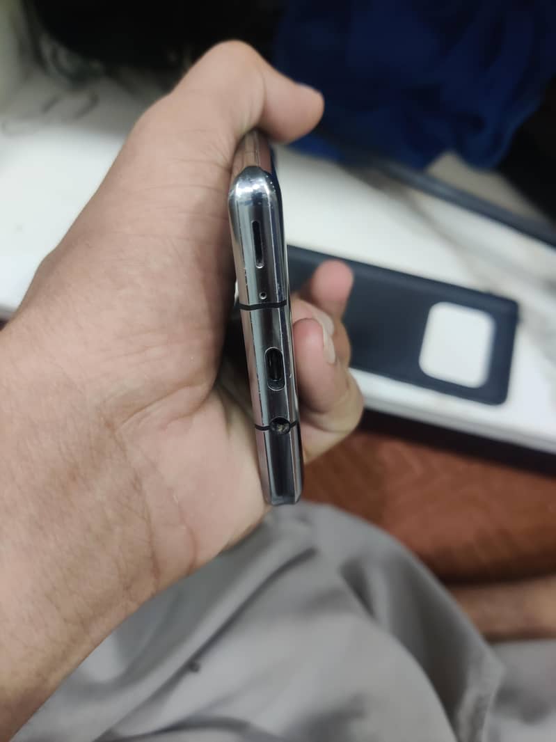 Sharp Aquos R6 3