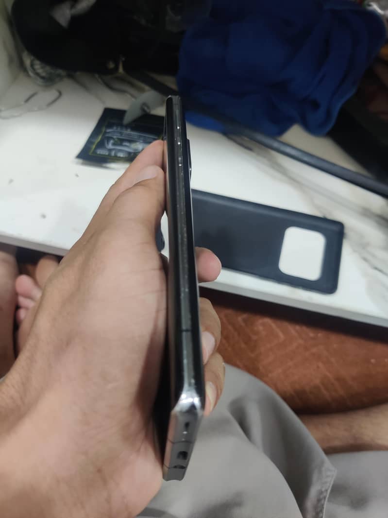 Sharp Aquos R6 4
