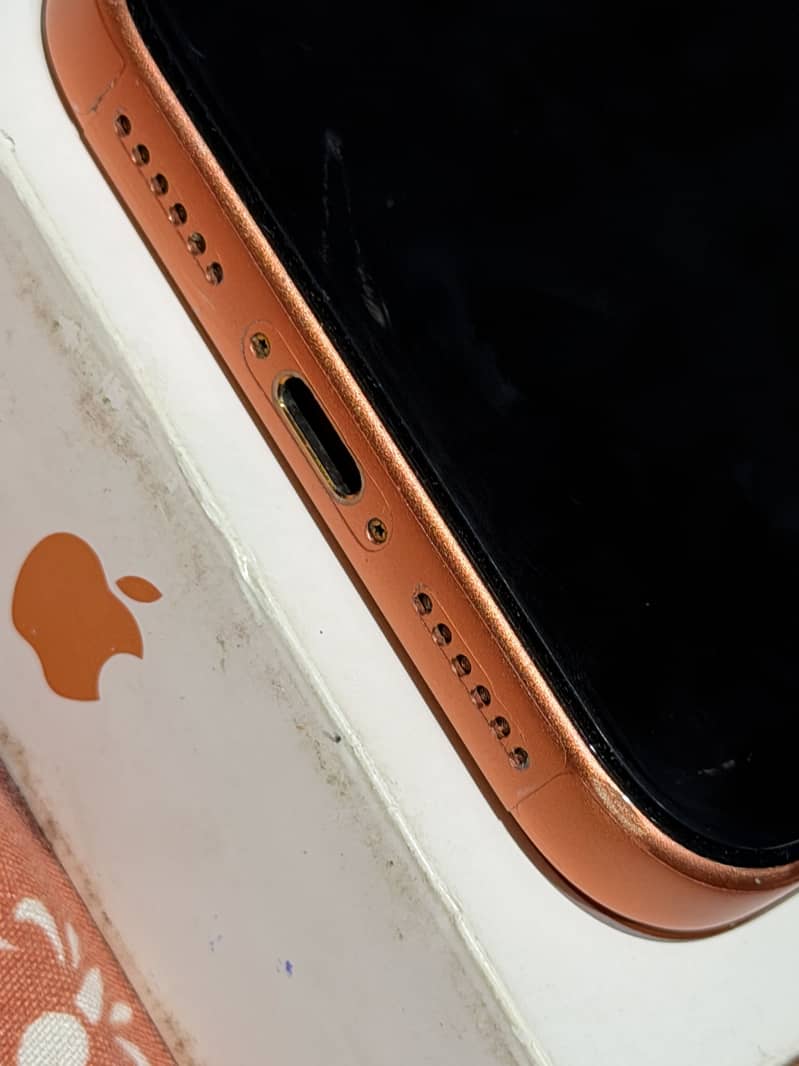 iPhone 17 Pro Max Box Cable 3
