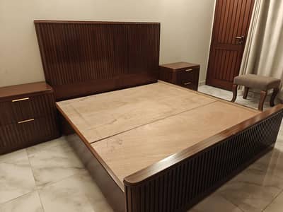 bed set with side table, dresser and mirror, centre table