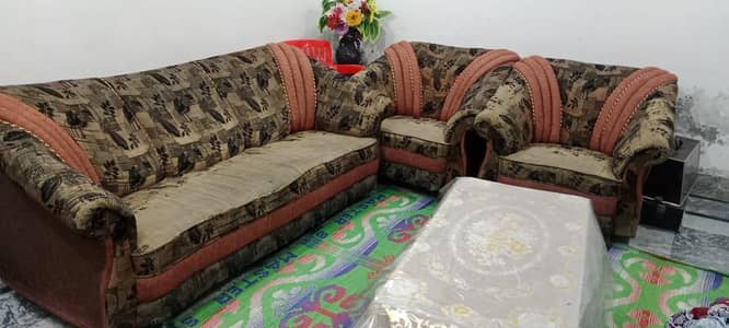 1 sofa set Sath 2 chairs used hai but condition new hai abhi All ok ha
