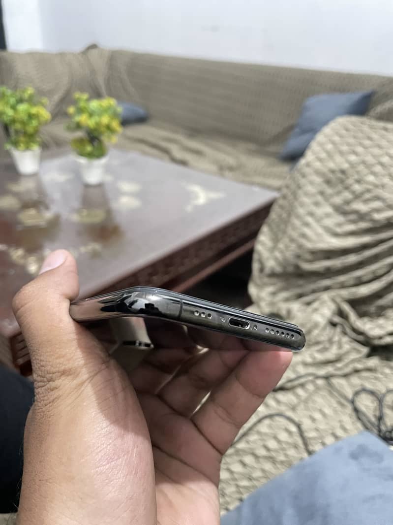 iPhone XS 3