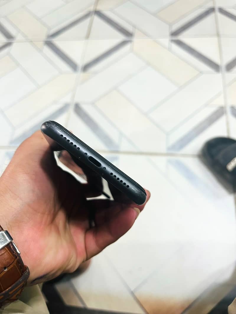 Apple iPhone 11 4