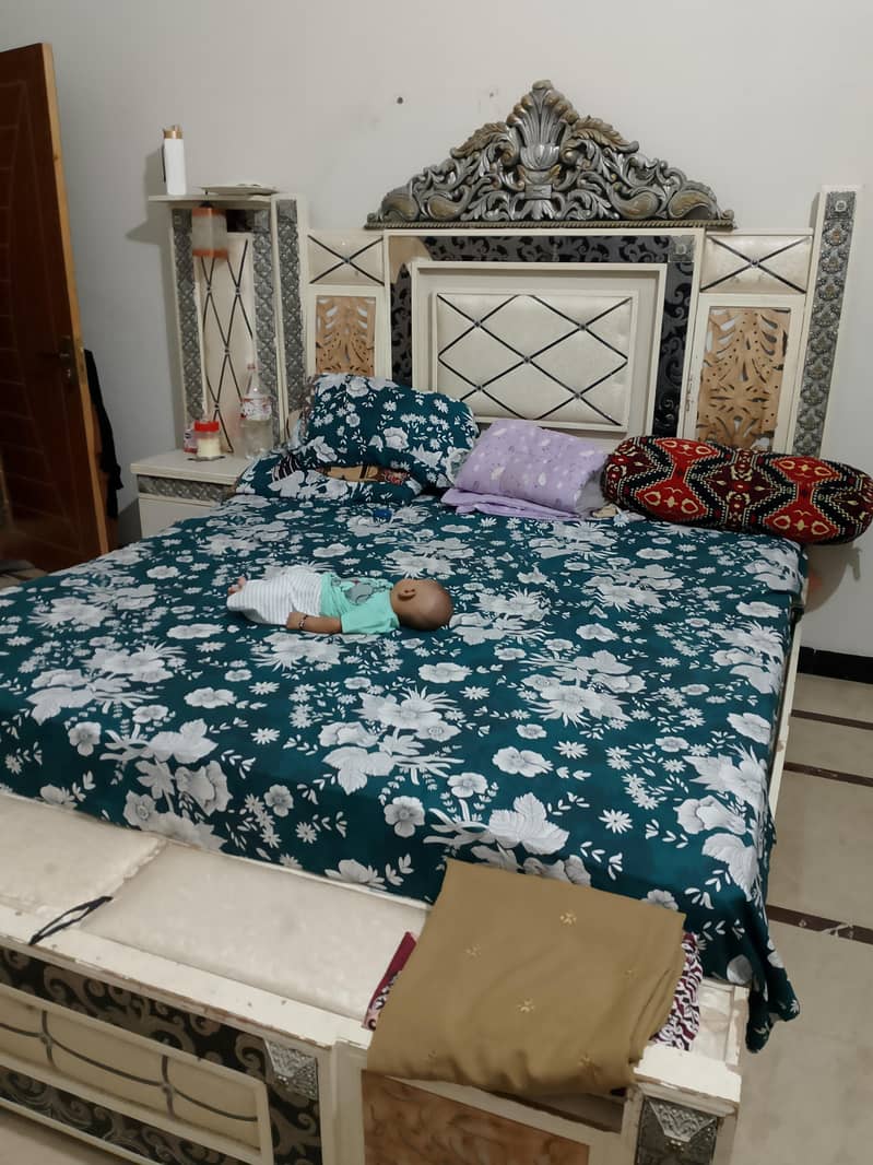 Bed+side table 0