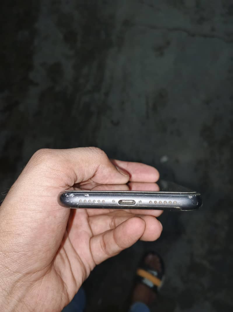 Apple iPhone 11 4