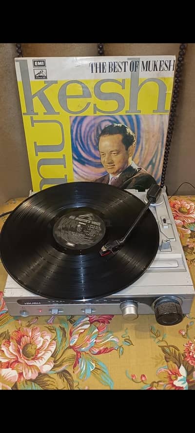 BUSH 2 Speed Record Player with 2 Band Radio. Video Available